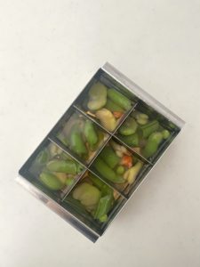 <p>えびを底に入れ野菜を分け入れて寒天液を流し入れる。<br />
冷蔵庫で冷やし固める。<br />
型がなくてもタッパーなどで代用できますが<br />
角の仕上がりは形があったほうが美しいです</p>
