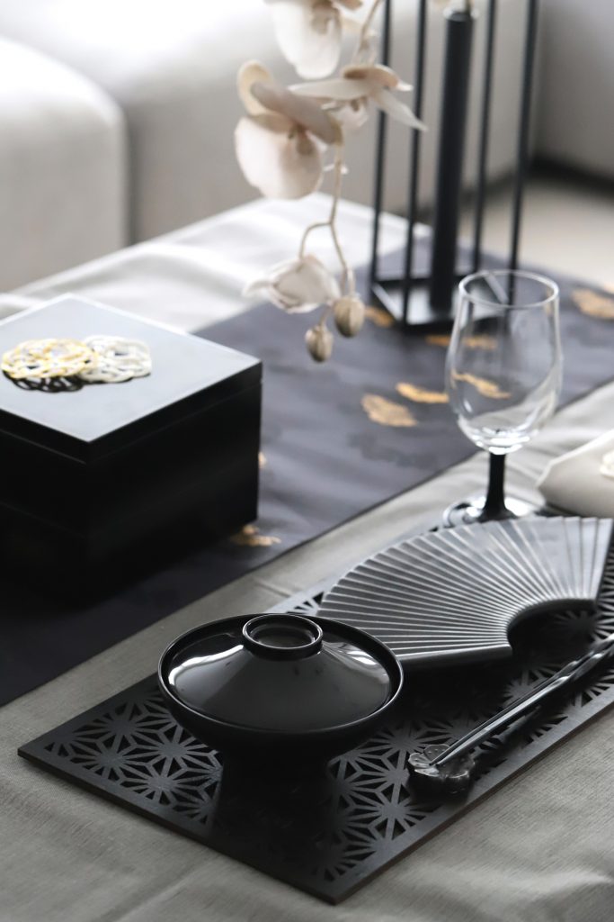 和モダンのシックな折敷に黒の汁椀や扇形の取皿、シャンパングラスをコーディネートしたおもてなし食器