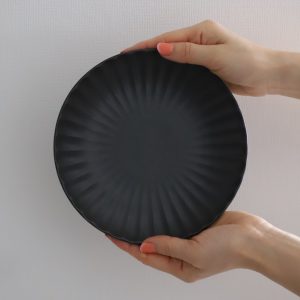 黒いおしゃれな美濃焼の丸皿