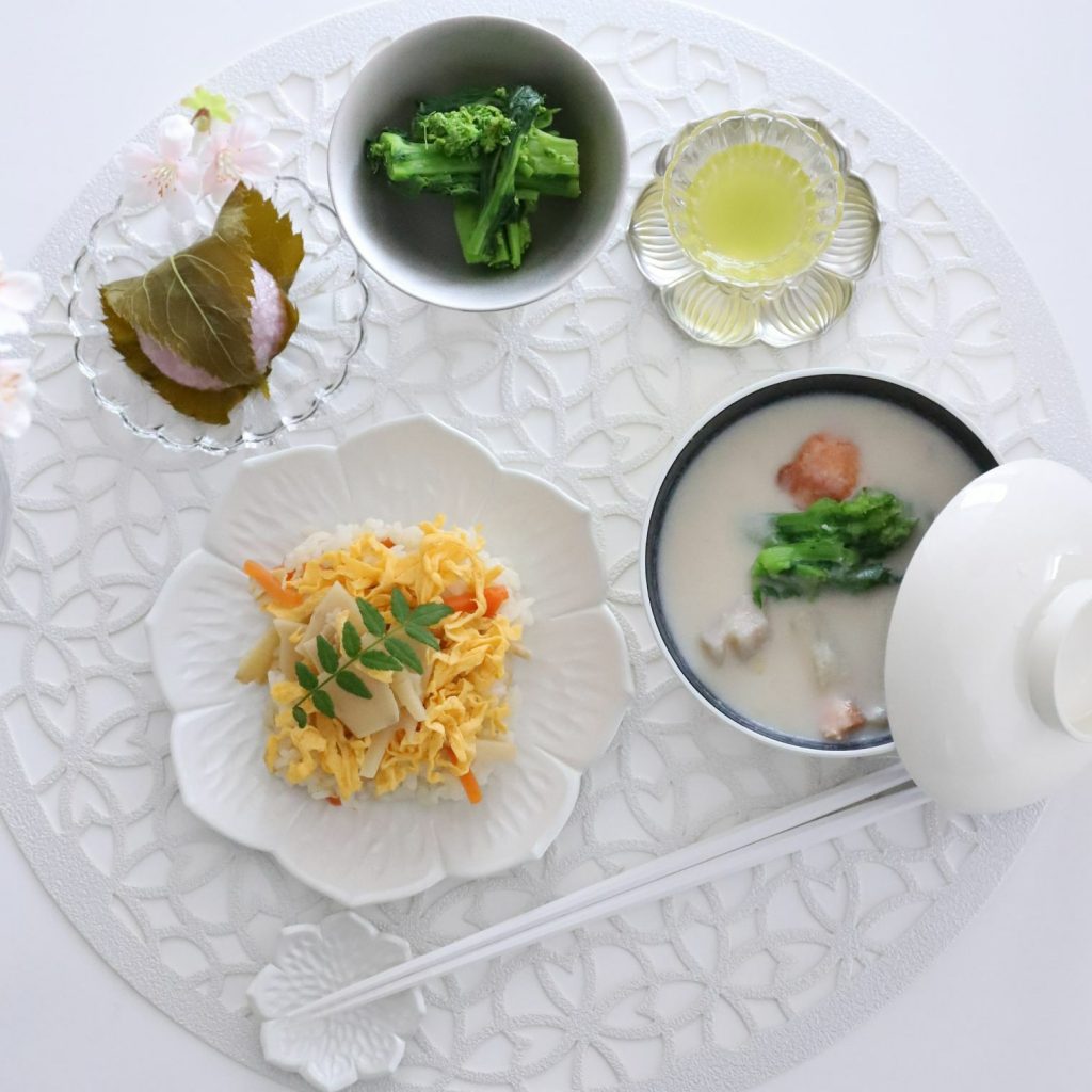 和モダンランチョンマットと白い食器のテーブルコーディネート