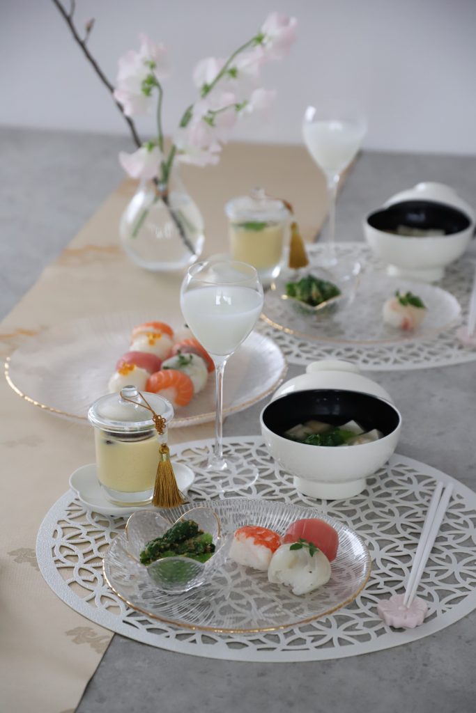 和モダンなひな祭りのテーブルコーディネート手まり寿司を盛り付けて
